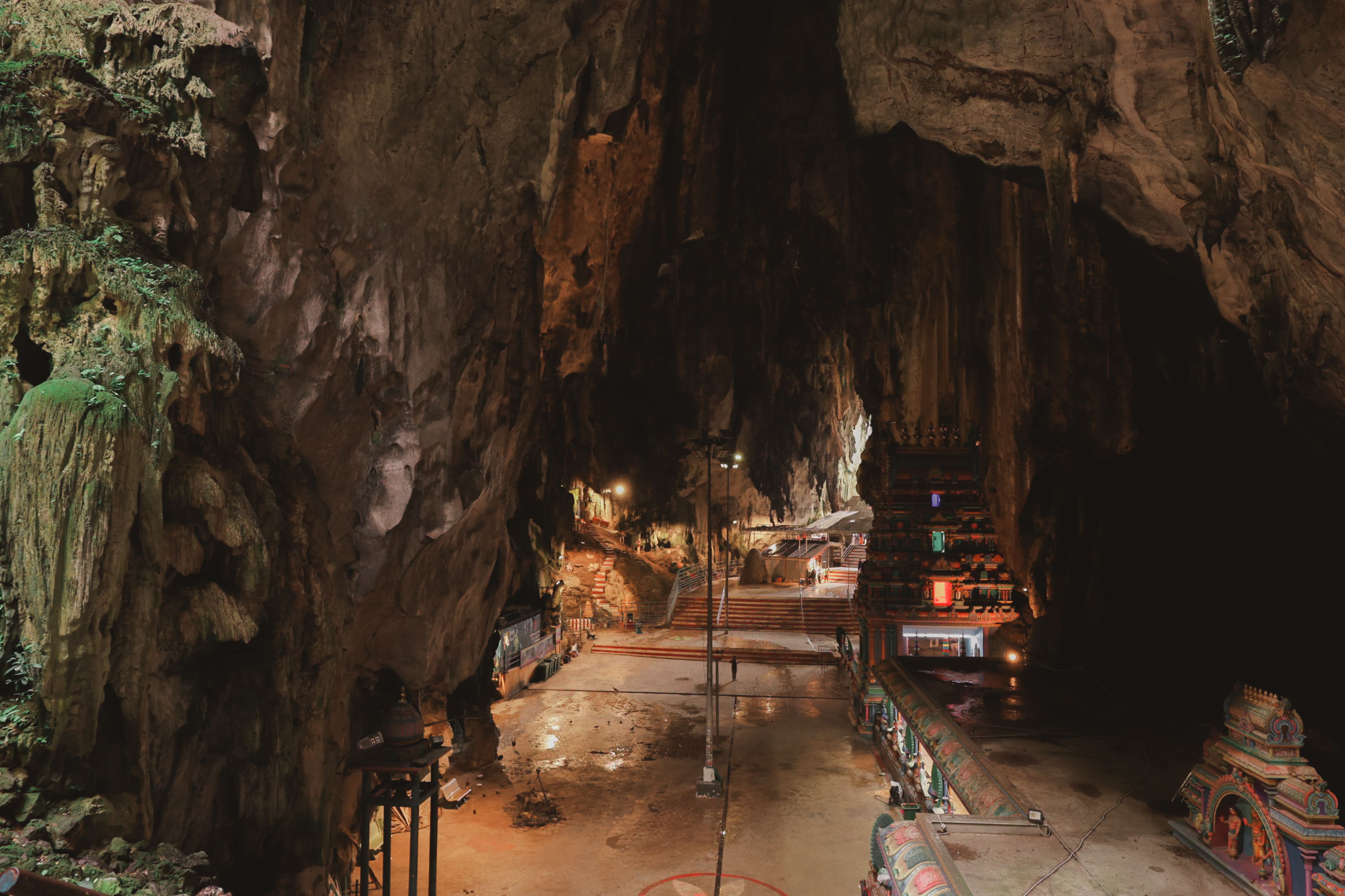 Escaliers colorés des Batu Caves près de Kuala Lumpur en Malaisie