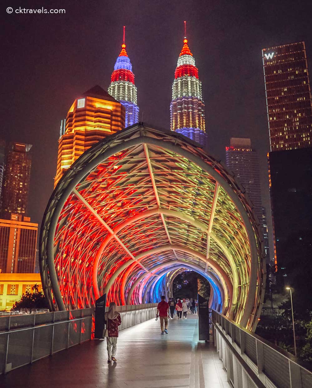 Saloma Link illuminé avec la skyline de Kuala Lumpur